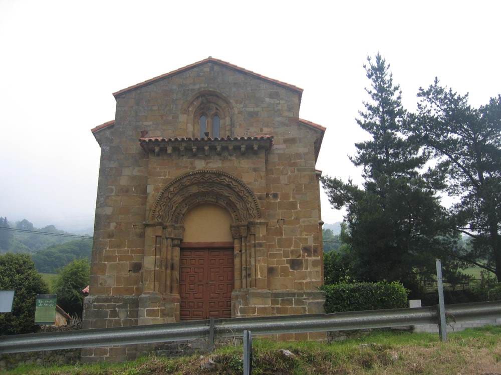 Iglesia de San Pedro de Arrojo