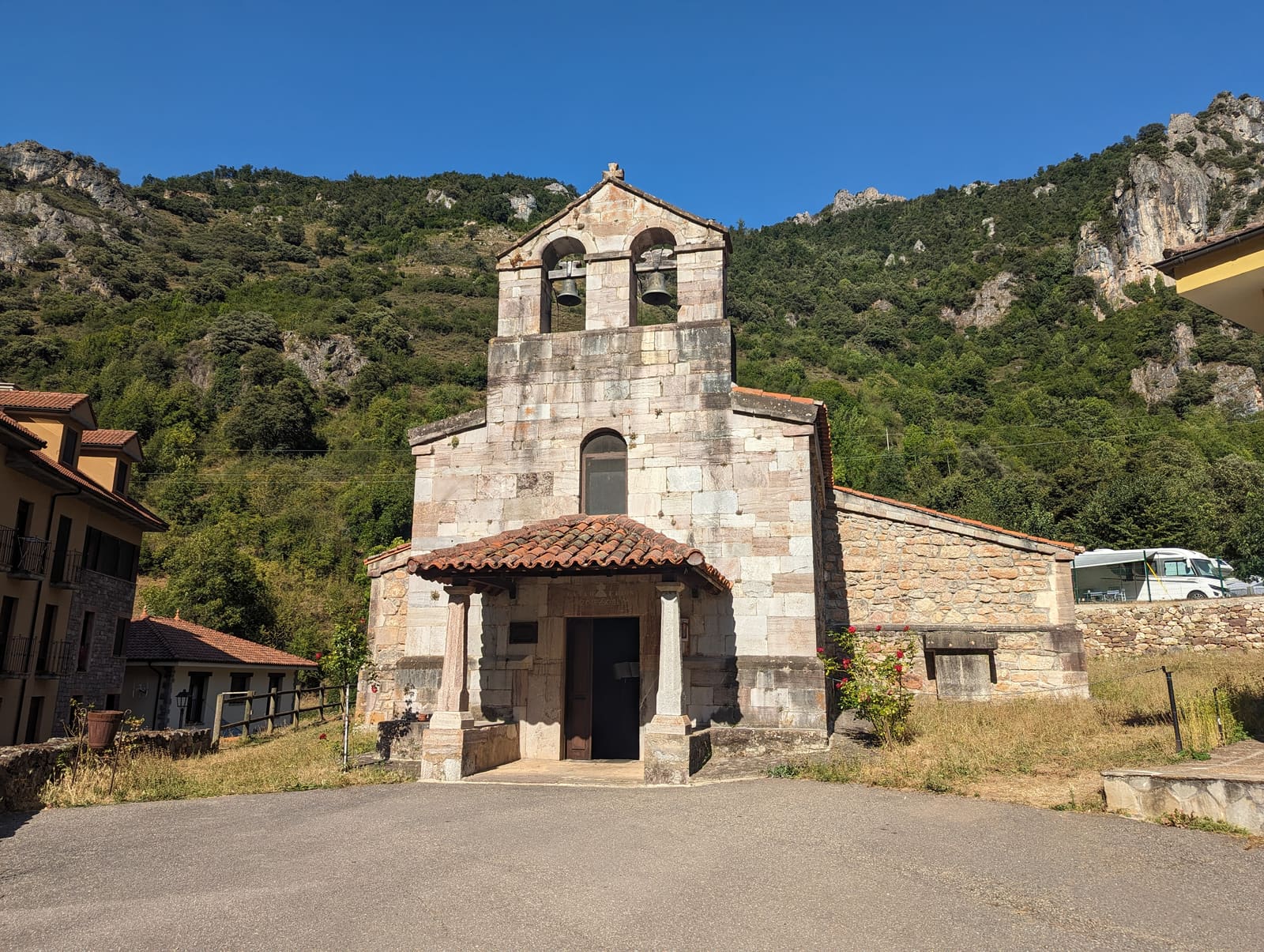 Iglesia de San Pedro de Pola de Somiedo