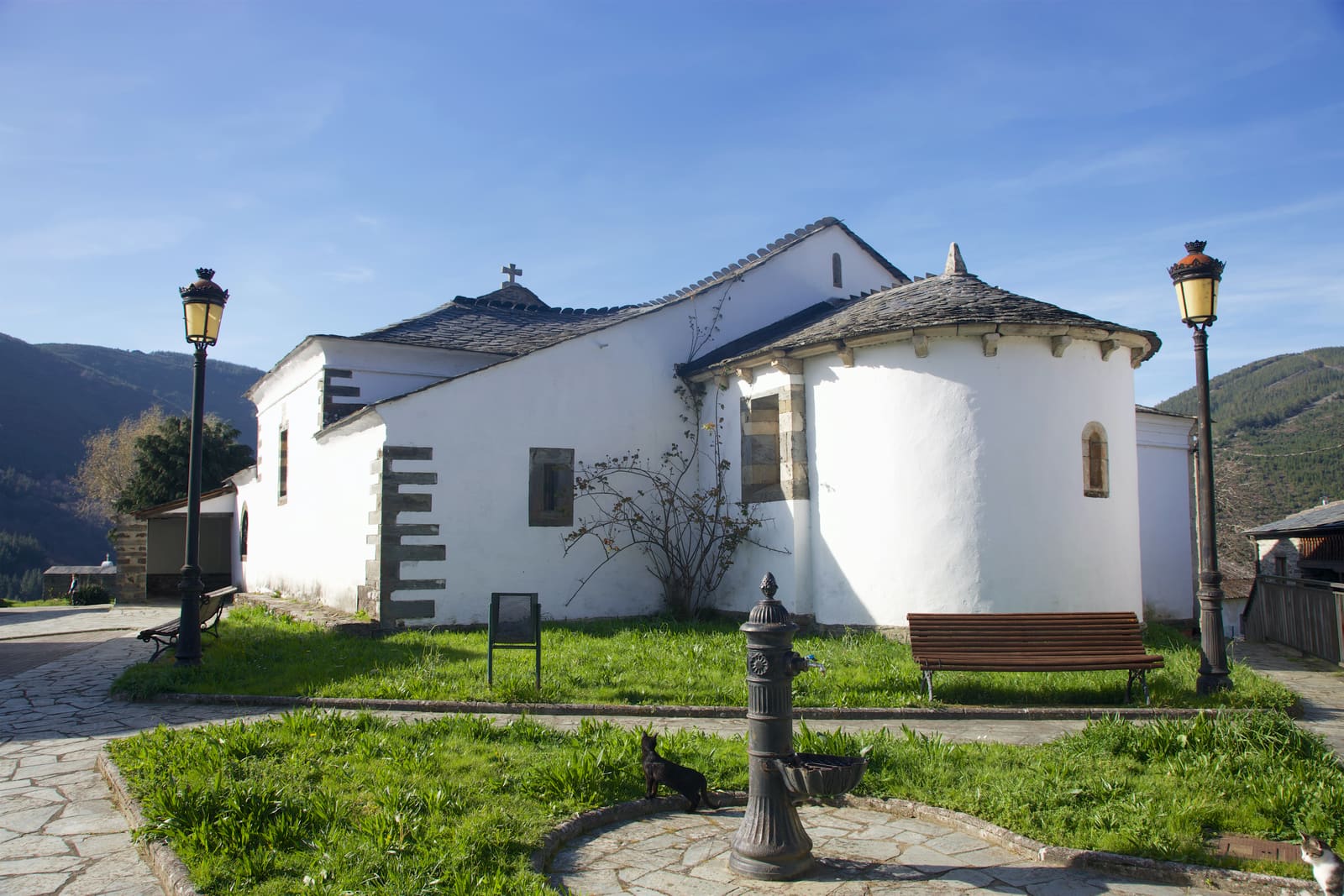 Iglesia de Santiago de Pesoz