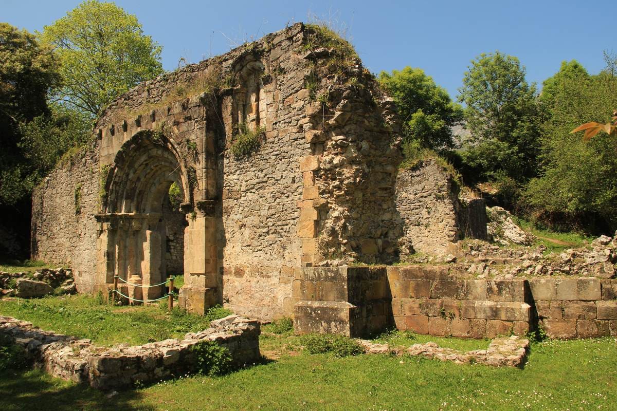 Ruinas de la Iglesia de San Pedro de Plecín
