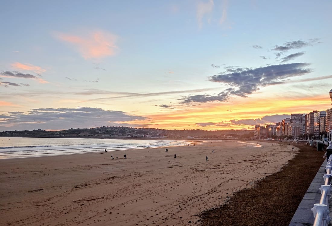 Atardecer en una playa de Asturias